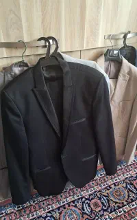 کت و شلوار و پیراهن دگمه دار مردانه