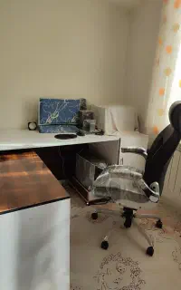 میز تحریر و کامپیوتر