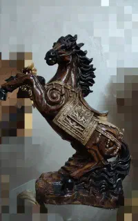 مجسمه اسب پلی استر دمش شکسته