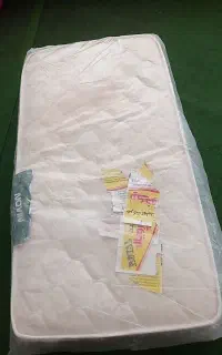 تشک تخت نوزادی تمیز