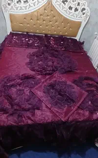 تخت خواب و آیینه