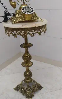 میز ، گلدان و تلفن برنزی