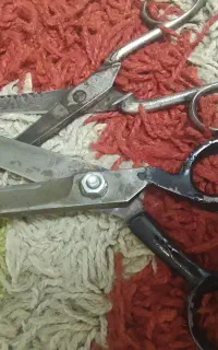 دوعدد قیچی. خیاطی .‌‌ سالم و نیز و مرتب ..