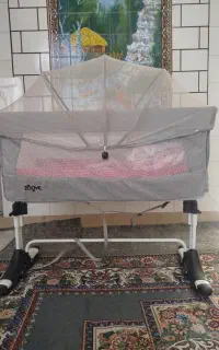 گهواره کودک کنار تخت مادر