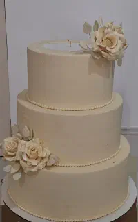 ماکت کیک عروسی سه‌طبقه گل‌دار رنگ کرم