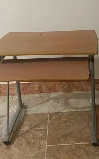 میز تحریر و کامپیوتر