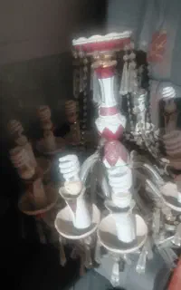 لوستر قدیمی و بار چوبی