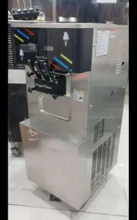 دو نفر اقا یا دو نفر خانم همکاری در اب میوه بستنی