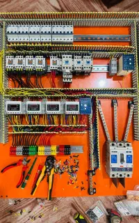 نیازمند یک برق کار برای رفع اتصالی هستیم