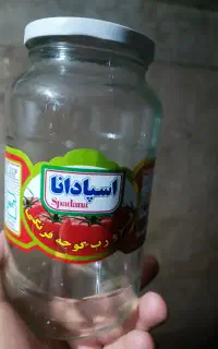 تعدادی شیشه رب گوجه کاملاً تمیز و سالم در حد