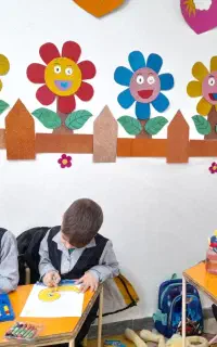 تعدادی صندلی ومیزپیش دبستانی  وپارتیشن