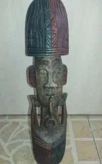 مجسمه ماسک چوبی دیواری و چینی گلدانی