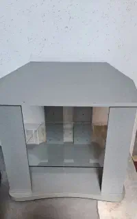یک عدد میز به فروش می رسد