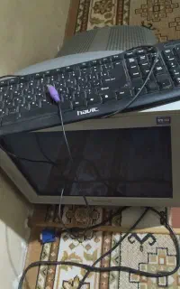 مانیتور crt و کیبوردps2