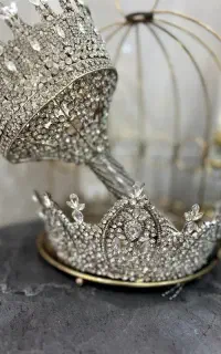 تاج و استند دسته گل عروس