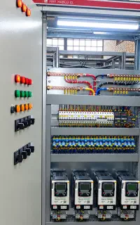 برقکار صنعتی PLC ساختمان عیب‌یابی تابلوبرق اینورتر