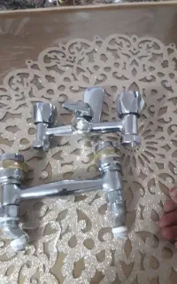 یک عدد شیر حمام و یک عدد شیر دست شوری