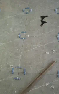 کاشی کاری و لکه گیری خورده کاری بین کابینتی.