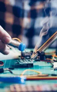همکاری تعمیرکار تخصصی موبایل