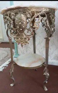 میز برنزی سنگین  کنار سالنی