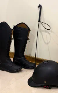 کلاه شلاق و کفش سوارکاری