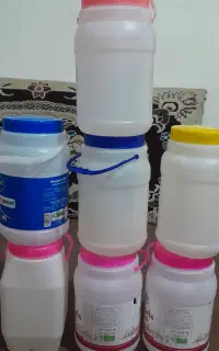 چند تا شیشه و ظرف ماست