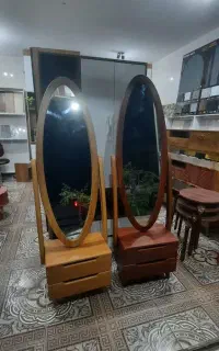 میز و ایینه قدی