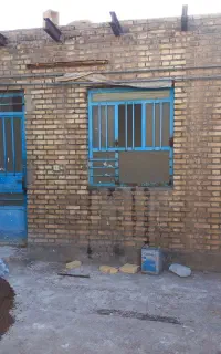 درب اتاق و پنجره آهنی چند عدد