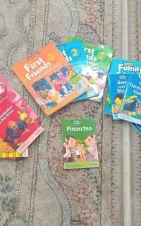 کتاب اینگلیسی فامیلی و فرست هست همراه کتاب داستان