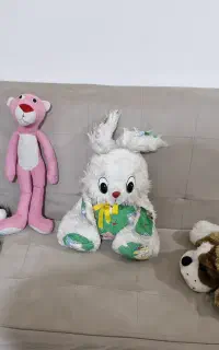 چهار تا عروسک، خرگوش و پلنگ صورتی و دو تا سگ