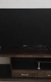 تلویزیون ۴۳اینچ دنای به همراه میز