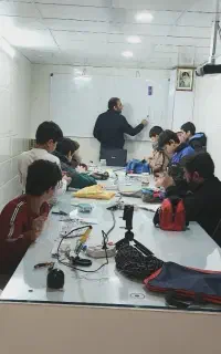 کلاس آموزش الکترونیک، رباتیک، تعمیرات آیفون تصویری