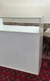 میز جلو مغازه بزرگ