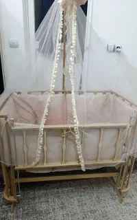 تخت چوبی بغل مادر