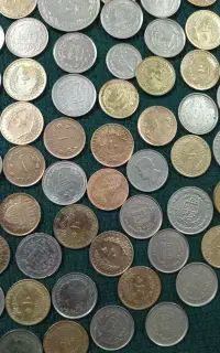 سلام تعدای سکه های مختلف کوچک وبزرگ