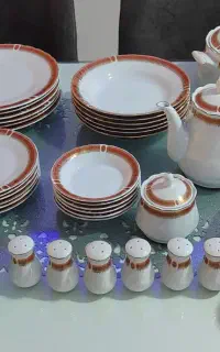 سرویس چینی 52 تیکه بشقاب،قندان،دیس،قوری،کاسه
