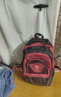 کوله‌برزنتی‌با‌داشتن‌چرخ‌ودسته‌ی‌فلزی