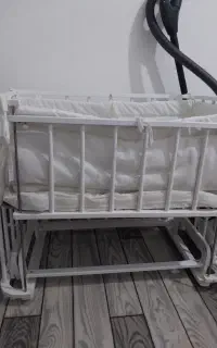 گهواره و تخت کنار مادر