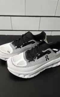 کفش نو on running  برای روزمرگی و ورزش و پیاده روی