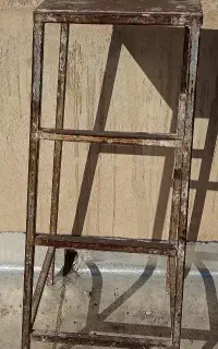 چهار پایه فلزی محکم