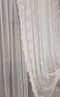 پرده حریر نخ و‌ والن تور ترک سفید با لبه سنگ دوزی