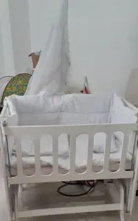 گهواره و تخت کنار مادر