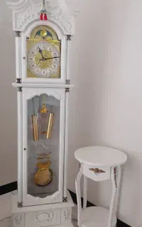 ساعت و میز تلفن