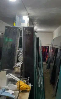 شیشه بری و شیشه ساختمانی درب و پنجره .ویترین