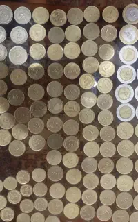 تعدادی سکه و اسکناس