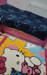 تخت نوجوان و فرش