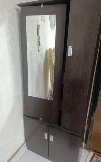 جاکفشی با چوب لباسی و آینه