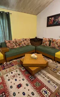 مبلمان راحتی ۹ نفره در حد نو با میز چرخان و کنسول