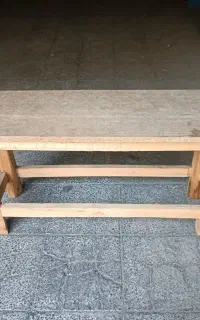 نیمکت چوبی و پایه بوم نقاشی