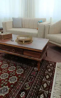 جلو مبلی همراه با یک میز عسلی
